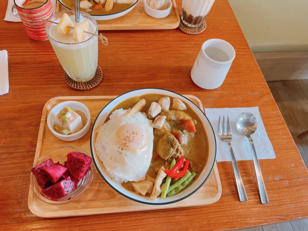 祖厝咖啡香料雞肉咖哩紅蘋芭樂果汁